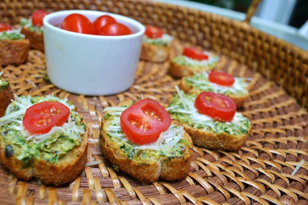 Garden Pesto Crostini lizbushong.com