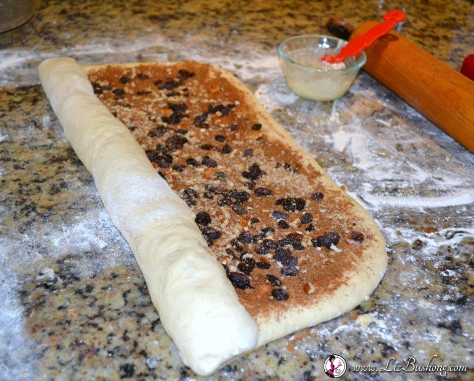 Swedish Tea Ring filling and rolling into log |www.lizbushong.com