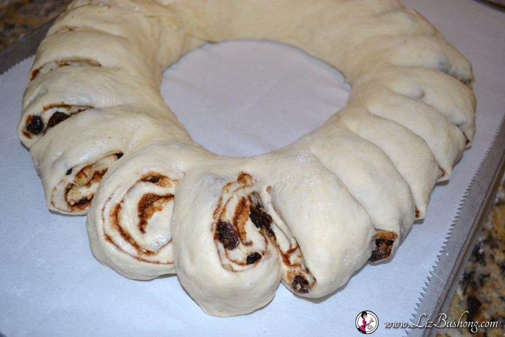 Swedish Tea Ring shaping into round shape, slicing before bake. |www.lizbushong.com