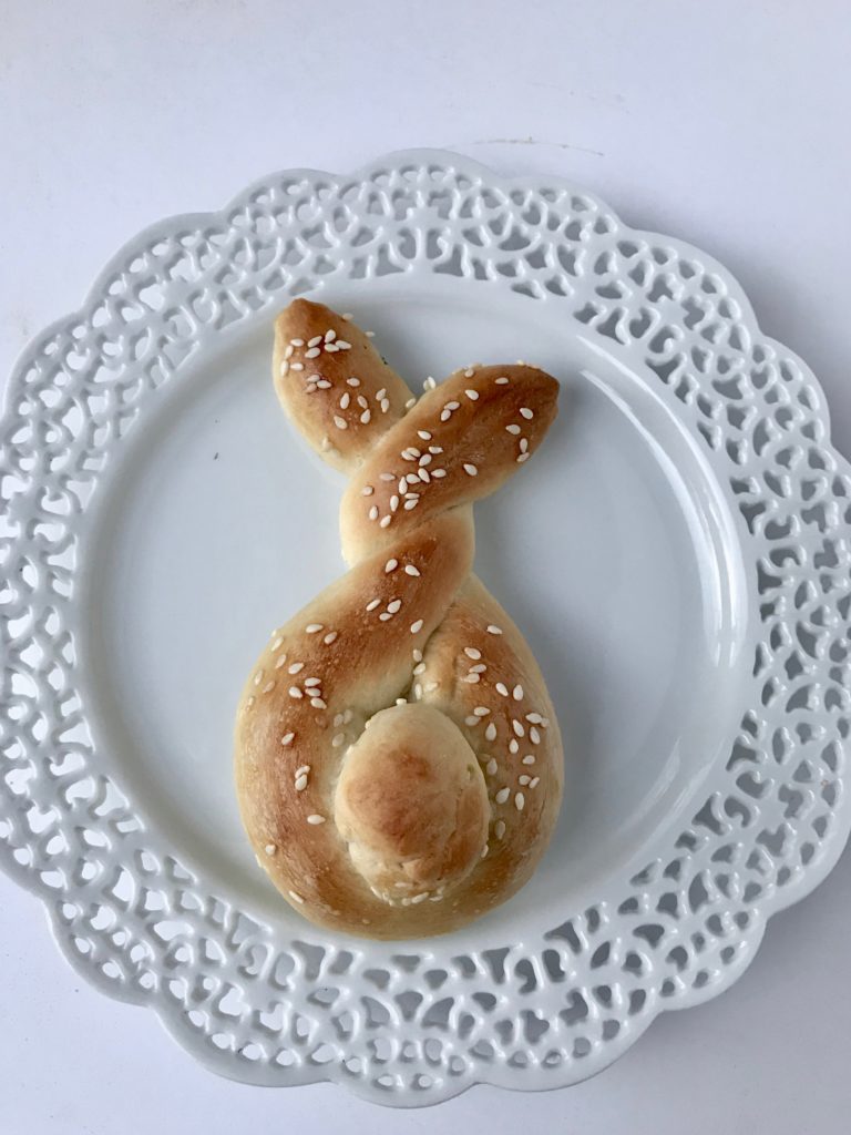 Quick Easter Bunny Shaped Rolls.lizbushong.com