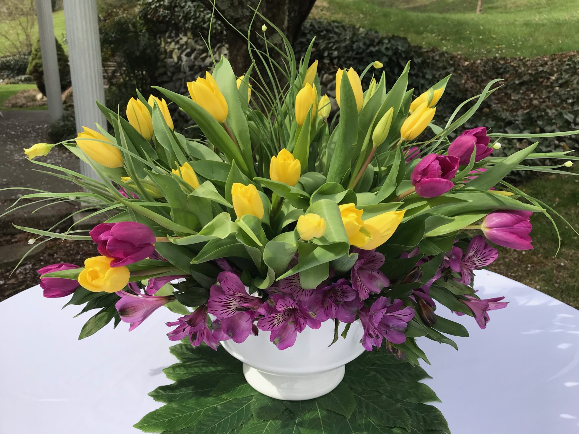 Simple DIY Tulip Centerpiece-lizbushong.com