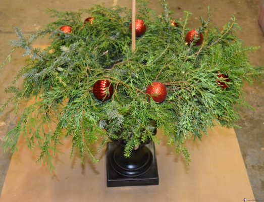 How to make ornament topiary, fresh greenery with small ornaments on the base lizbushong.com