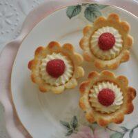 How to Make Mini Raspberry Tarts in flower shaped crust lizbushong.com