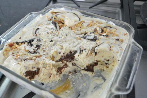 How to make no churn caramel peanut butter fudge ripple ice cream lizbushong.com