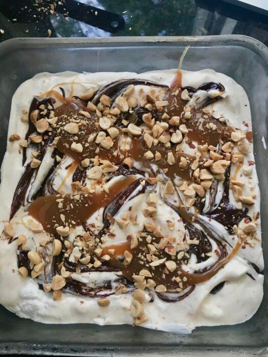 How to make no churn caramel peanut butter fudge ripple ice cream lizbushong.com