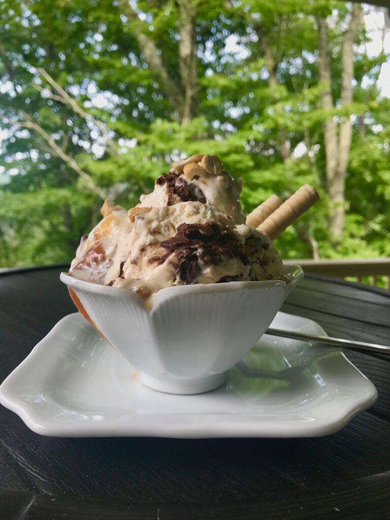 How to make no churn caramel peanut butter fudge ripple ice cream lizbushong.com