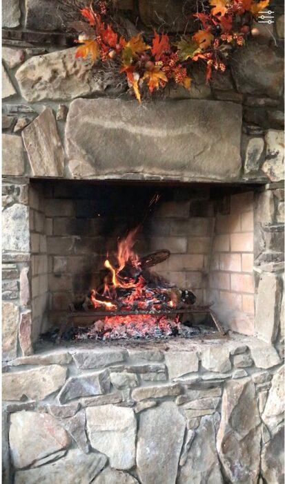 Crackling sounds of a fire in a fireplace, video lizbushong.com