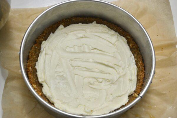 How to spread cream cheese filling over graham crust for cheesecake lizbushong.com