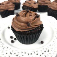 How to make dark chocolate cupcakes with chocolate cream cheese frosting and pearls lizbushong.com
