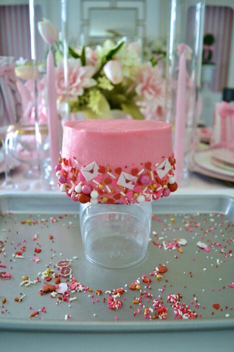 How to attach sprinkles to a cake lizbushong.com